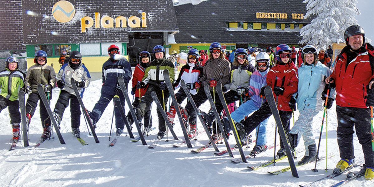 Schüler der 2. Klasse präsentieren stolz ihre Skier